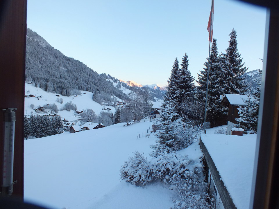 Winterzicht op Zweisimmen vanuit de keuken